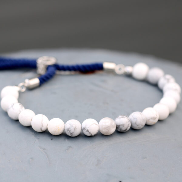 Magisch & Luxuriös: 925er Versilbertes Edelsteinarmband - Navy Schnur - Weißer Howlit – Bild 4